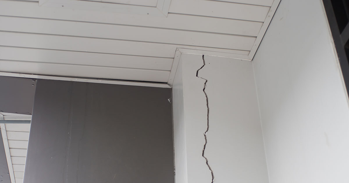 stucco cracks in a white pillar of a residential home